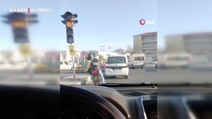 Trafikte ilginç anlar: Plaka yerinden çıkınca...