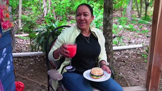 ESTA MUJER POBRE APARENTABA LO QUE NO ERA Y MIRA LO QUE PASO LA SOCIA 15