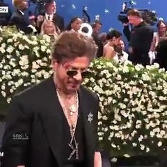 شاروخان يتعرض لموقف محرج بحفل ميت غالا 2025