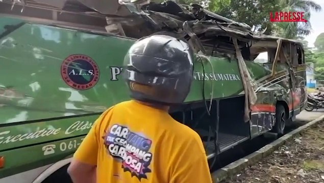 Indonesia, bus si ribalta in discesa: 12 morti e 23 feriti