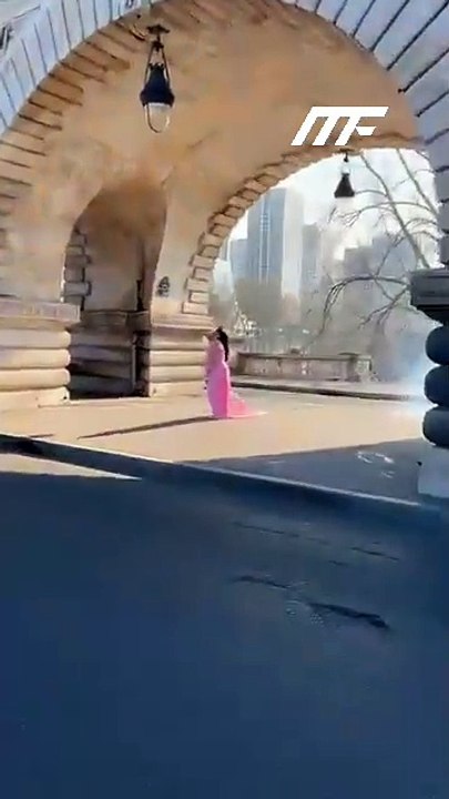 Indila tourne un nouveau clip à Paris : un reto...