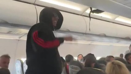 Barcellona, Kounde da non credere! Raggiunge la squadra viaggiando coi tifosi su un volo low-cost!