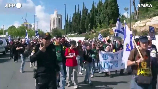 Israele, le spine di Netanyahu: le contestazioni e il processo per corruzione