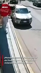 Cámaras de seguridad captaron el terrorífico instante en que una pipa descontrolada, aparentemente sin frenos, embistió a varios vehículos y se estrelló contra una casa en Los Reyes La Paz.