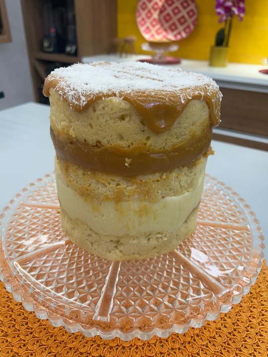 Bolo de doce de leite com coco