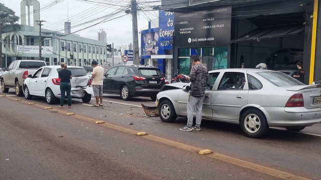 Engavetamento entre três veículos causa transtornos na Avenida Tancredo Neves