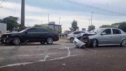 Chevrolet Astra e Ford Fusion colidem fortemente no Centro de Cascavel