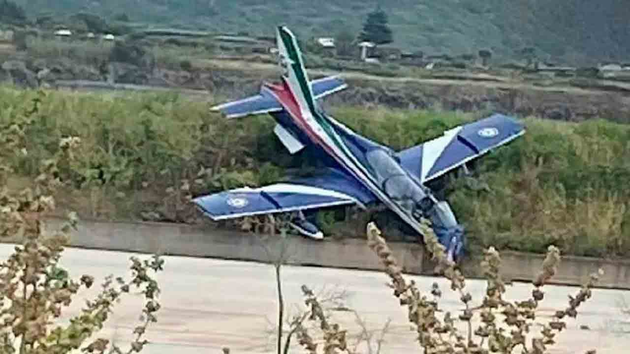 Video: Tre jet delle Frecce Tricolori si scontrano in volo durante un'esibizione sull'isola di Pantelleria