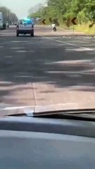 Graban temeraria acción de motociclista al huir de patrulla
