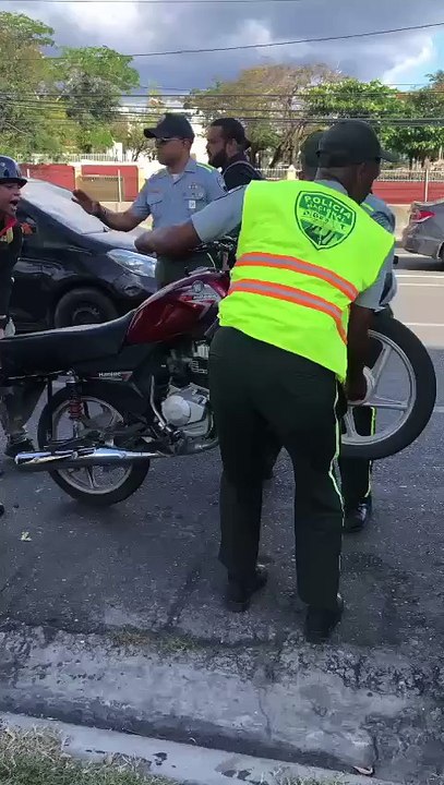 Retienen motocicleta supuestamente por transitar por túnel de la 27 de Febrero; propietaria se niega