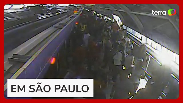 Vídeo mostra desespero de passageiros após homem morrer no metrô