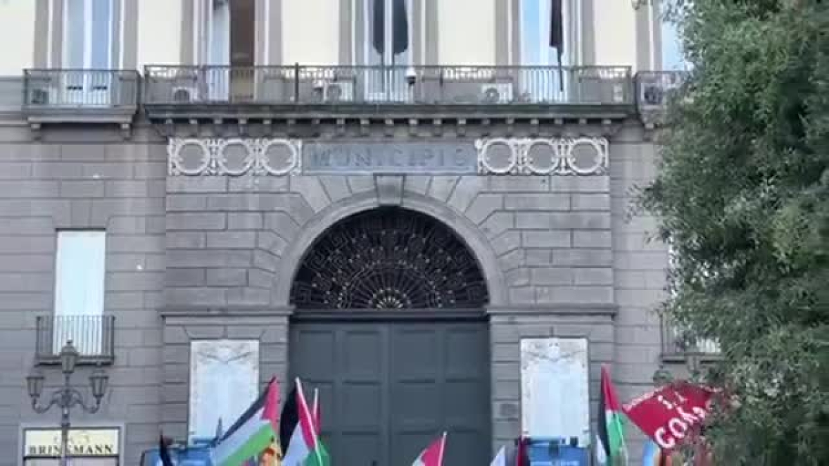 Video Napoli, dopo Taverna Santa Chiara la piazza chiede le dimissioni del sindaco