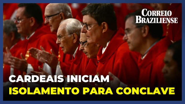 Cardeais iniciam isolamento para conclave