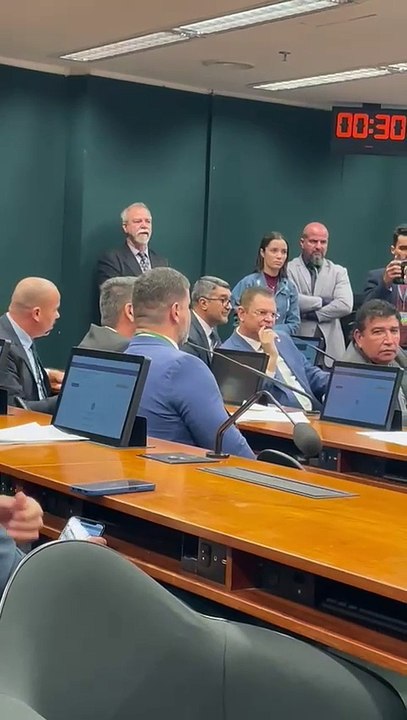 Deputados brigam durante sessão na Câmara