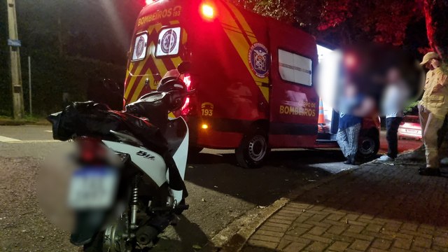 Etios e moto se envolvem em acidente na Rua Londrina; rapaz fica ferido