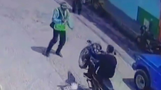 VIDEO | Motociclista intentó arrollar a agente de tránsito en plena vía de Timbío, Cauca