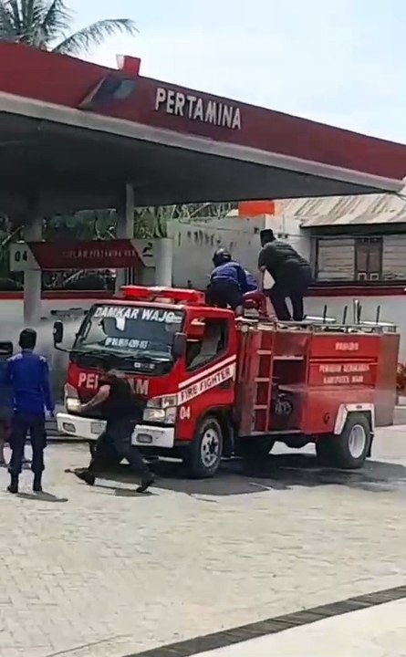 Kebakaran mobil di SPBU