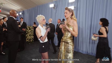 Gigi Hadid es entrevistada por Emma Chamberlain en la Met Gala. [SUB/ES]