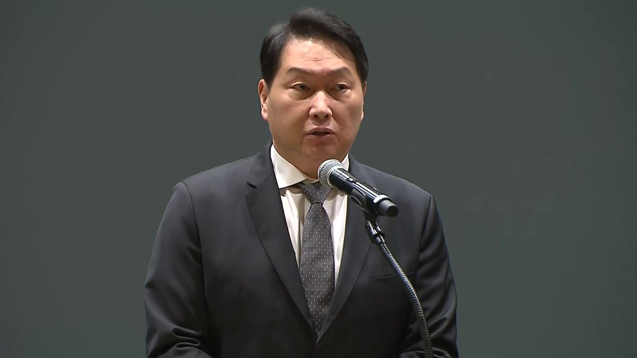 '해킹 사태' 고개 숙인 SK 최태원...위약금 문제는 "이사회 논의 중" / YTN