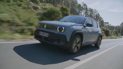 Renault 4 E-Tech electric Techno in Cloud Blue Driving Video