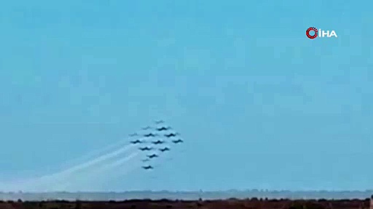 Gökyüzünde 3 akrobasi uçağı çarpıştı... Kaza anı kamerada...