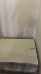 Encuentra una puerta secreta al final del pasillo y lo que graba deja sin palabras