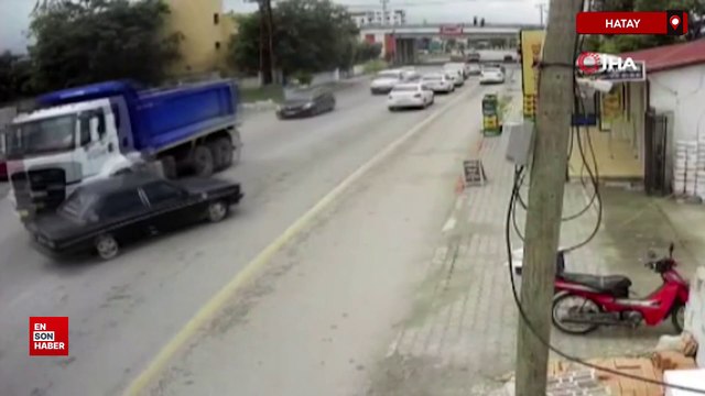 Hatay'da trafik kazası: Hafriyat kamyonu, otomobili sürükledi