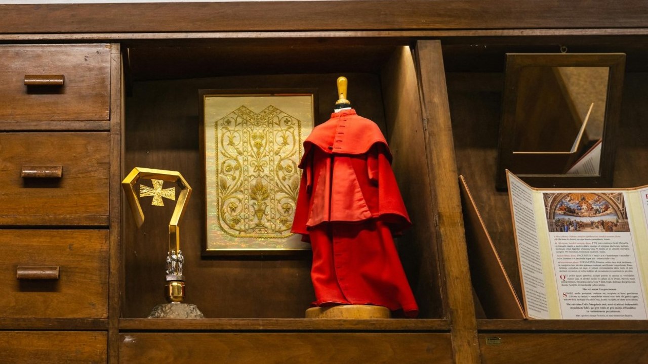 Des Papstes neue Kleider - Second Hand?