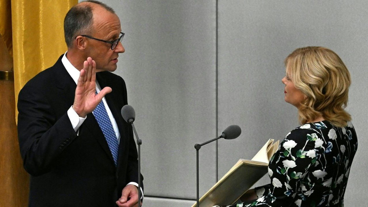 Merz legt Amtseid vor Bundestag ab