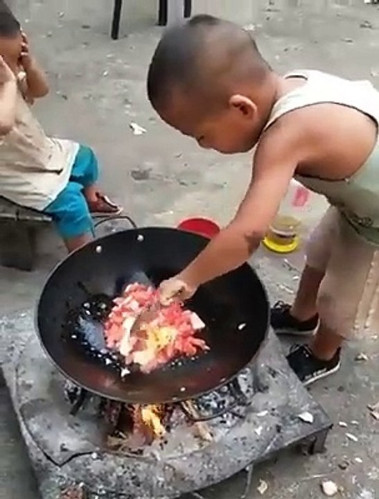 Cute baby make dinner for his little sis new viral funny video 📸🤣#shorts #shortvideos #funnyvideos #viralvideos #viralshorts #comedy #foryou