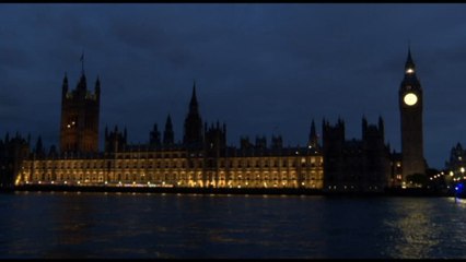80 anni da fine II Guerra Mondiale: luci su Westminster e Edimburgo