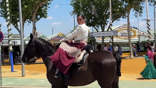 Gloria Camila debuta como amazona en la Feria de Abril con mensaje a Ana María Aldón