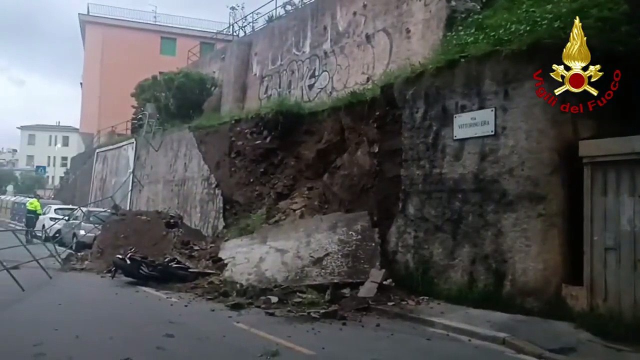 Genova, crolla un muraglione a Sturla: traffico in tilt e mezzi danneggiati (07.05.25)