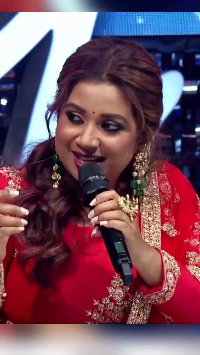Shreya Ghoshal singing beautiful old song in Indian Idol 15