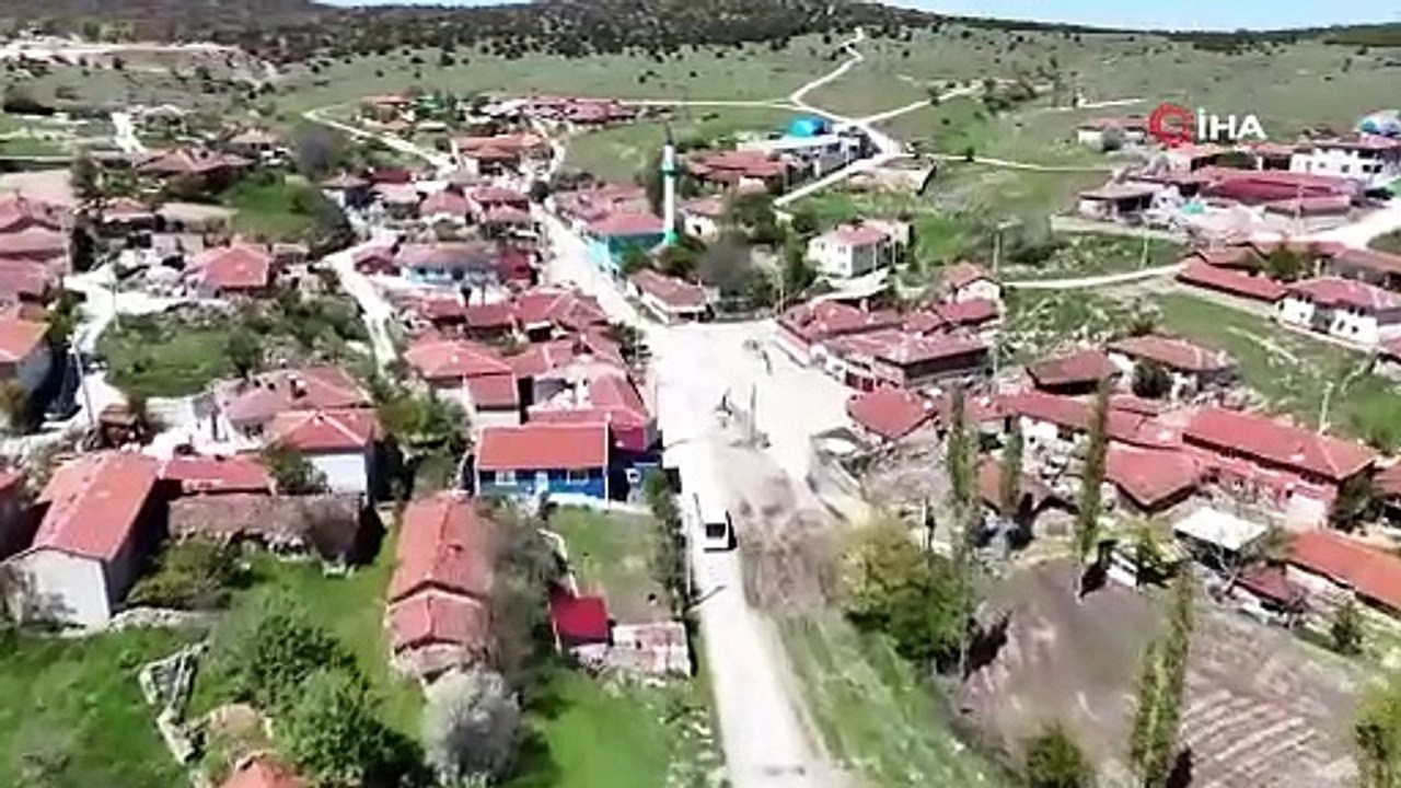 Tüm marketini sırtına yükleyip köy köy geziyor...