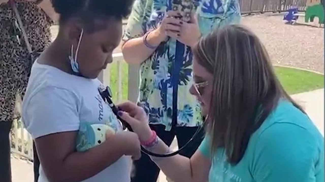 Mutter hört den Herzschlag ihrer Spendertochter im Körper der Empfängerin