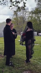 Família Adams? Kelsey e David subiram ao altar num... cemitério