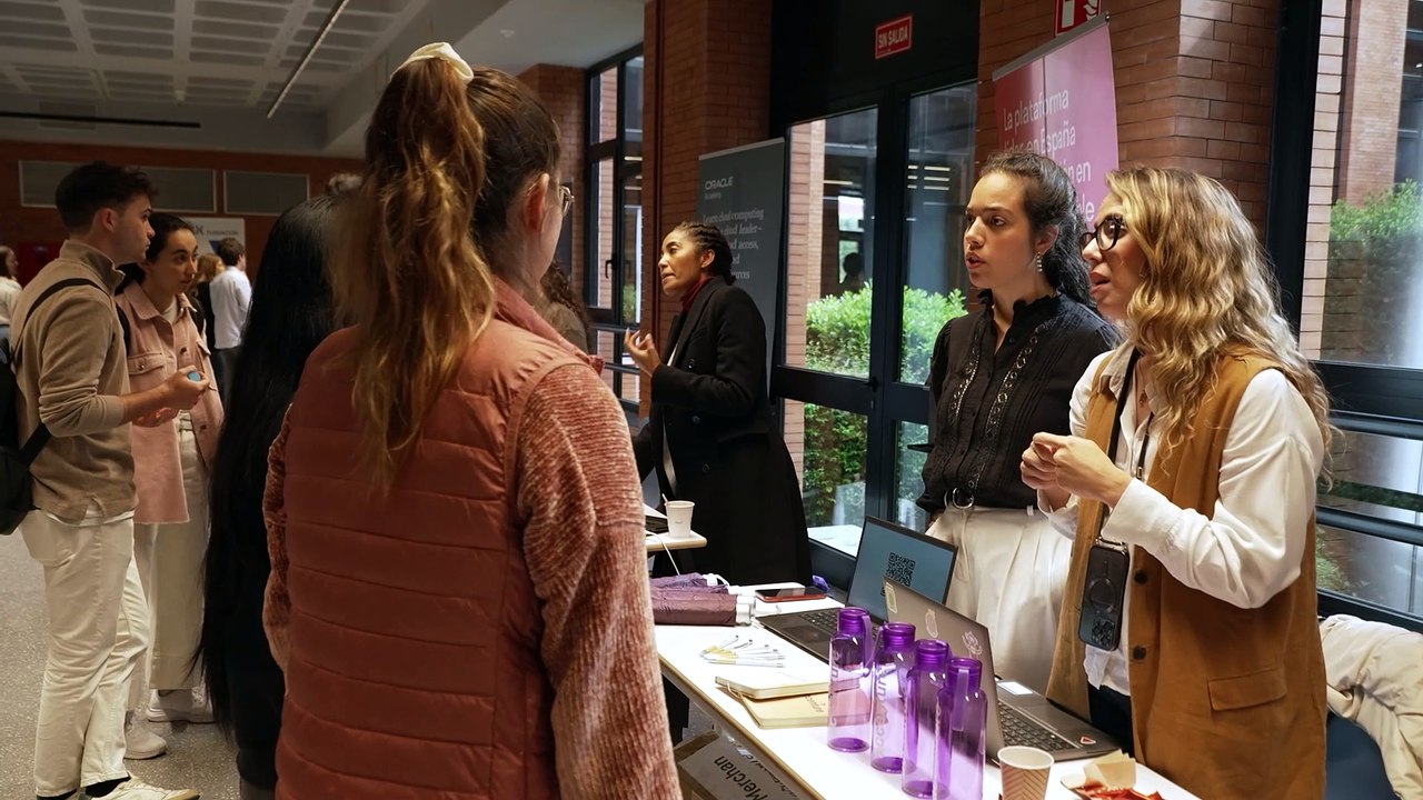 Empresas líderes conectan con cientos de estudiantes en las ferias de empleo de UAX