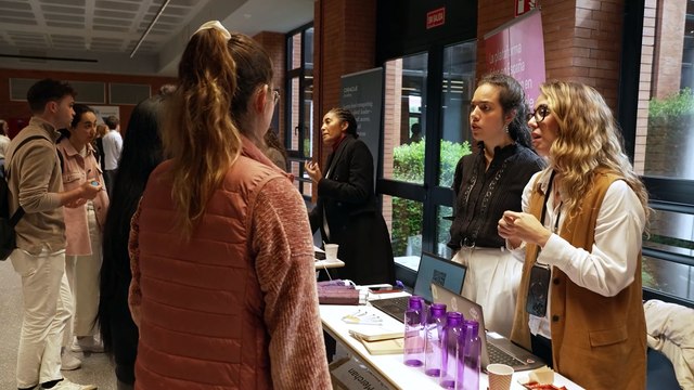 Empresas líderes conectan con cientos de estudiantes en las ferias de empleo de UAX