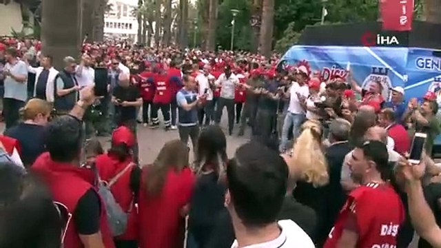 İzmir Büyükşehir Belediyesi'nde ''eksik maaş'' krizi: İşçiler grev başlattı