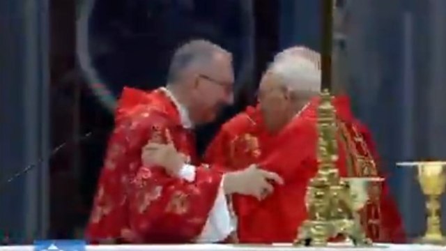 Il cardinale Re a Parolin durante lo scambio della pace nella messa: «Auguri... e doppi»