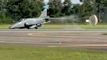 軽戦闘機BAeホーク208がLIMA'25に向けた訓練中、前輪の着陸装置に不具合を起こす