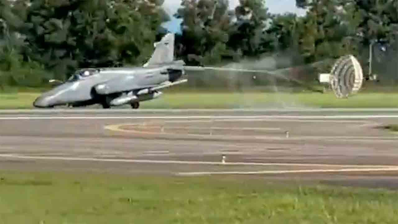 軽戦闘機BAeホーク208がLIMA'25に向けた訓練中、前輪の着陸装置に不具合を起こす
