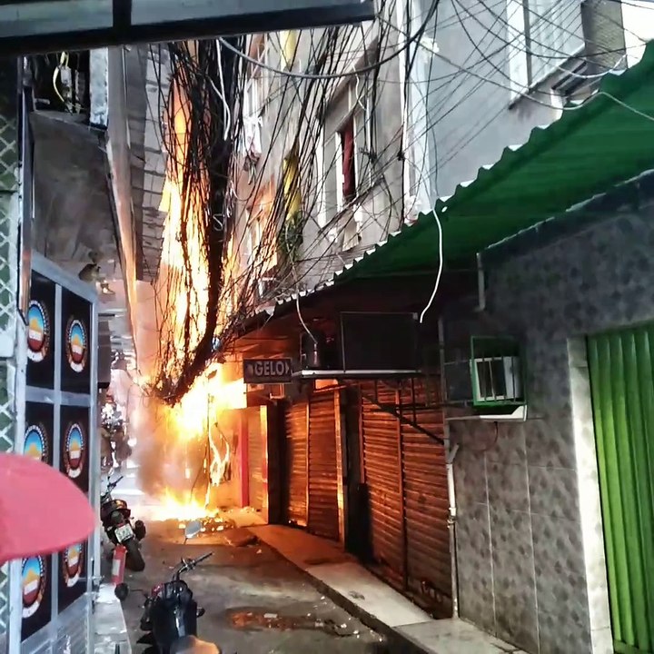Incêndio de grandes proporções atinge prédio residencial na Rocinha
