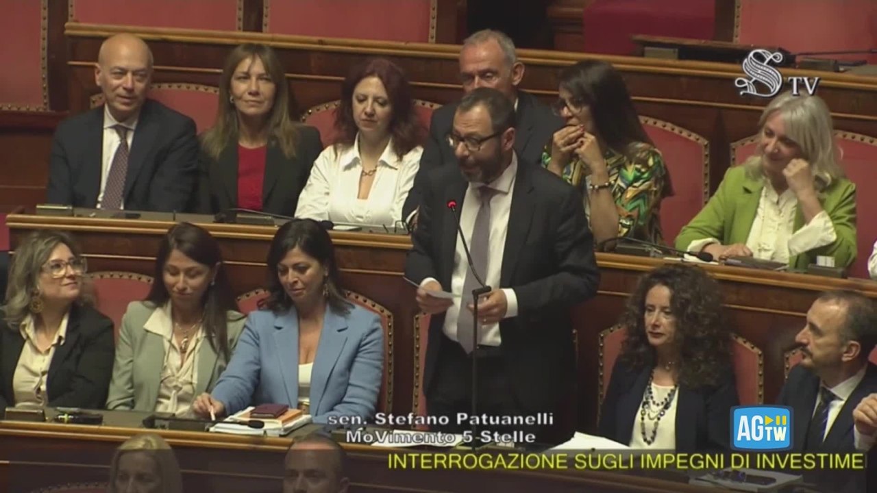 In cinque siedono su tre scranni: i colleghi del M5s assiepati intorno a Patuanelli