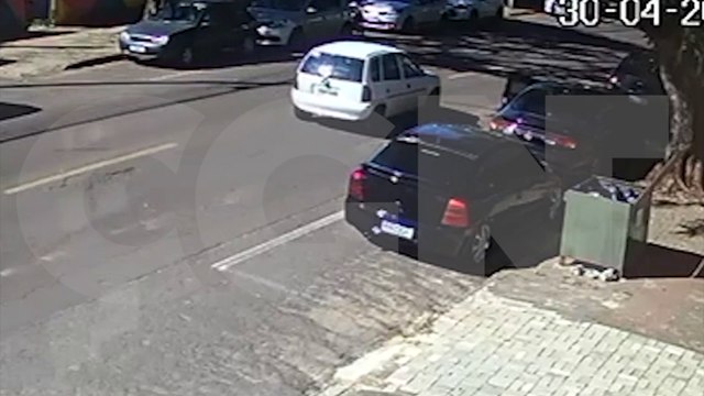 Homem bate em carro ao sair da vaga de estacionamento no Centro de Cascavel