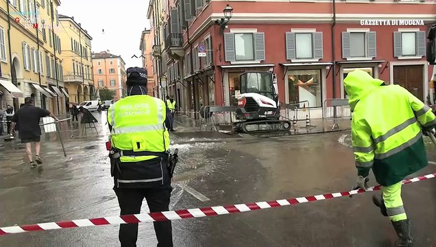 Via Emilia centro e Largo Garibaldi allagati, l'intervento dei tecnici Hera per bloccare la fuoriuscita di acqua