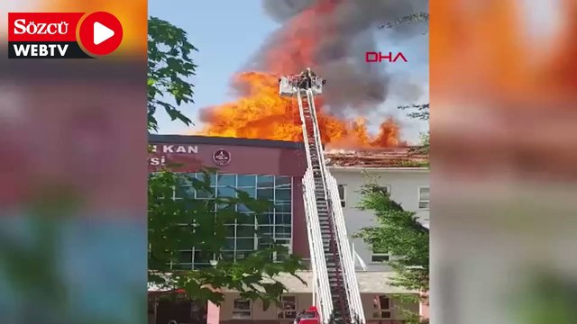Kocaeli'nde bir lisenin çatısında yangın çıktı; öğrenciler tahliye edildi