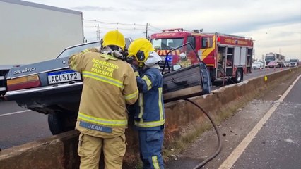 Del Rëy fica pendurado em mureta após colisão na BR-277, em Cascavel