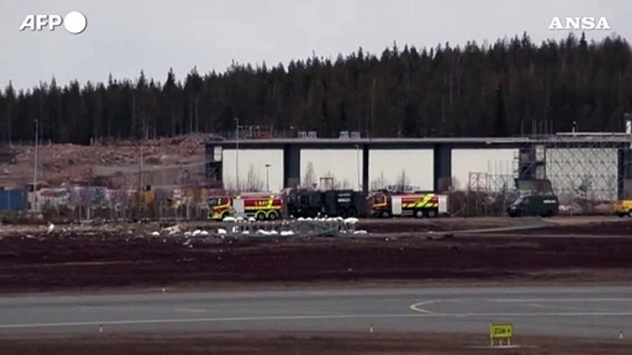 Si schianta un caccia in Finlandia, pilota tratto in salvo